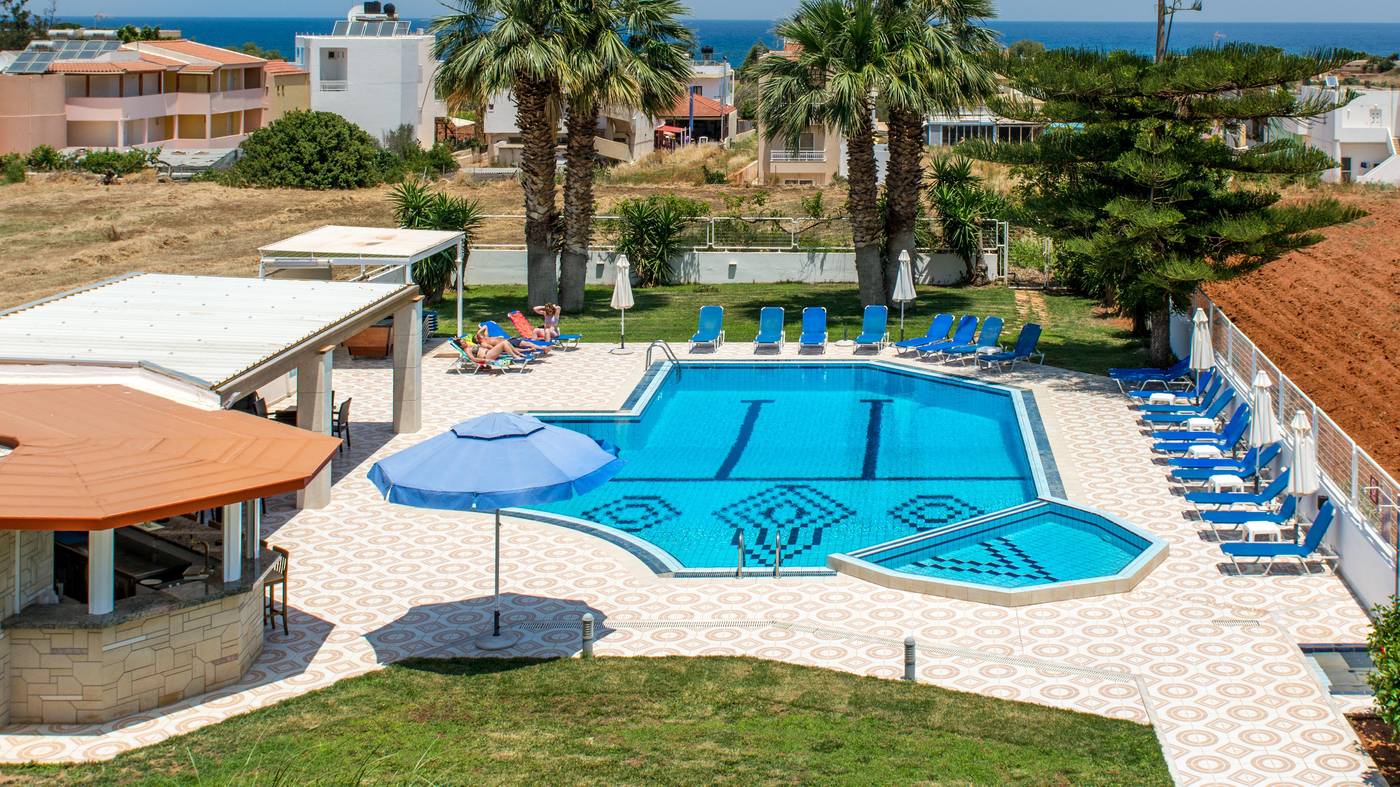 Manolis-Apartments-Pool-4