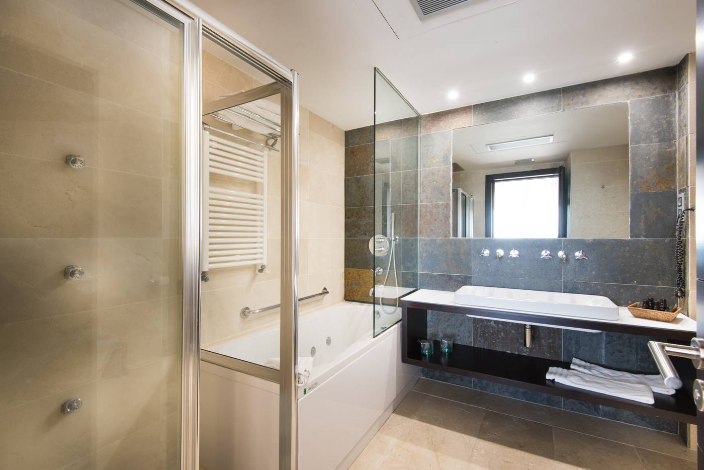 Mas-Sola-Room-42