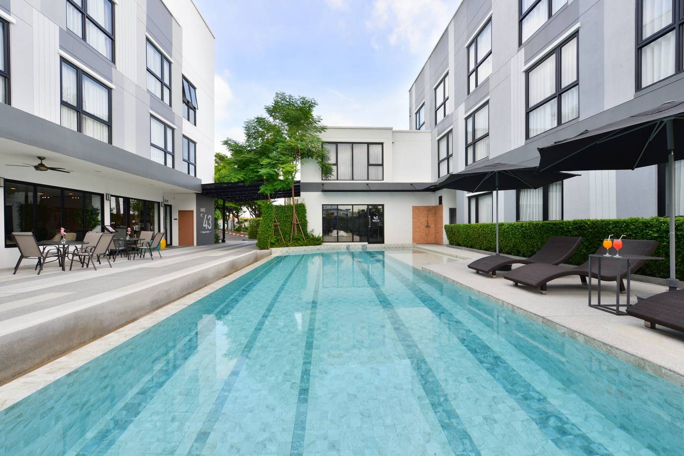 Gate43-Airport-Hotel-Pool-2