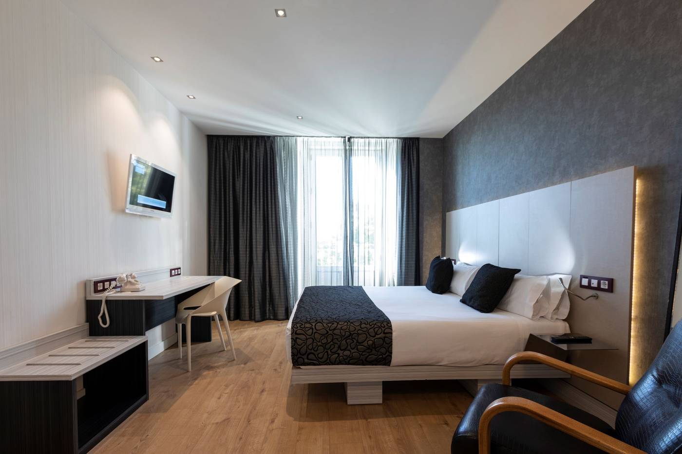 Petit-Palace-Santa-Barbara-Room-17