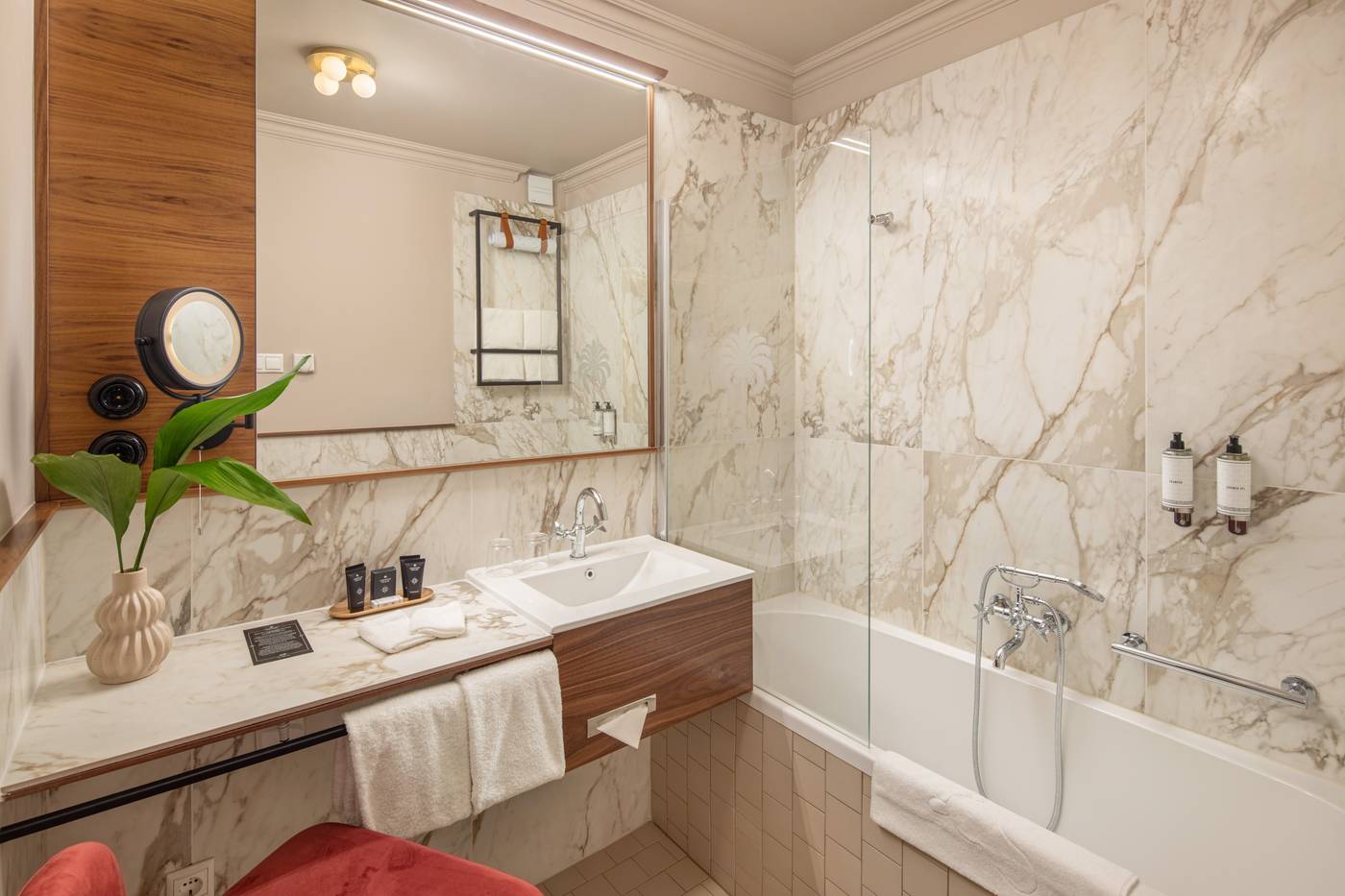 Queen-s-Court-Hotel-and-Residence-Room-39