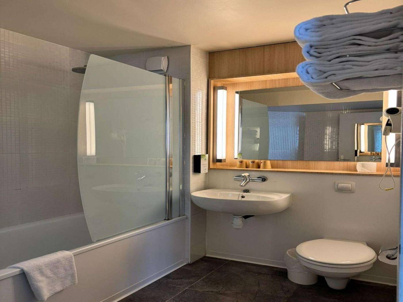 Campanile-Paris-Ouest---Pont-de-Suresnes-Room-45