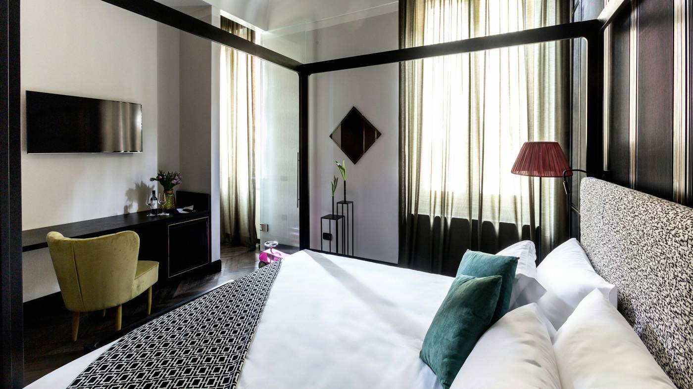 The-H-All-Tailor-Suite-Roma-Room-19