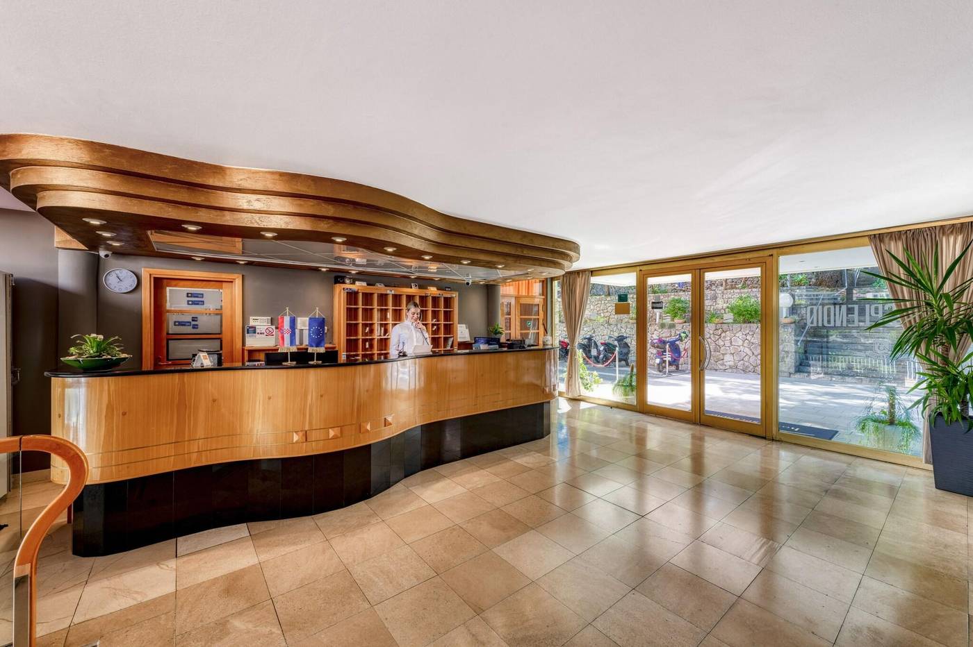 Hotel-Splendid-Lobby-35