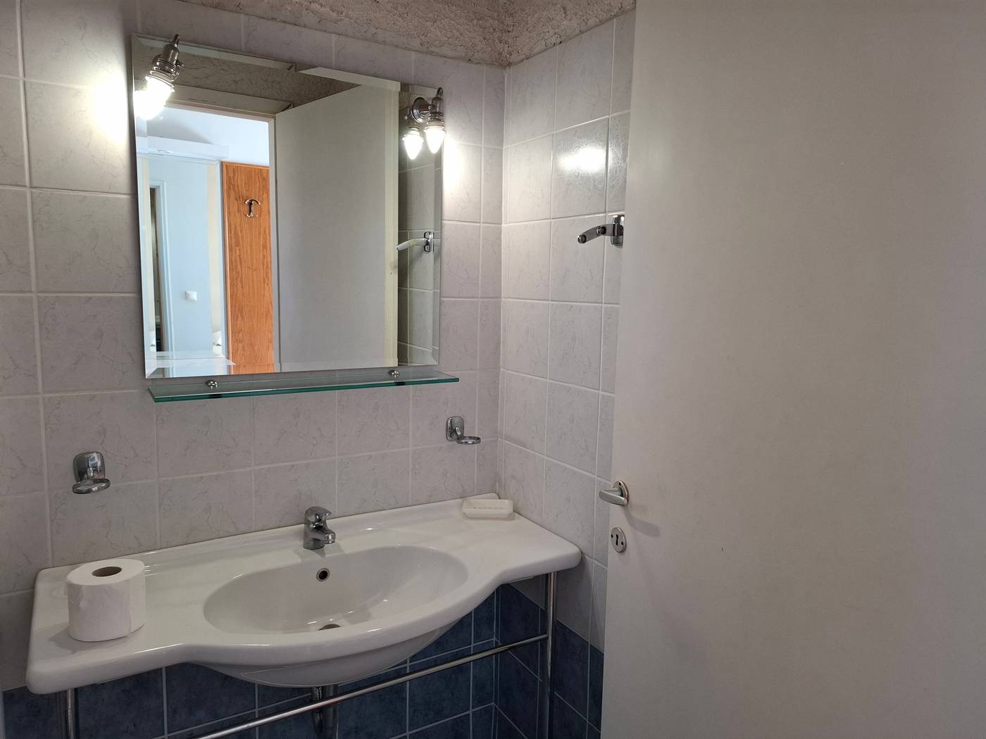 Hotel-Sunrise-Inn-Room-60