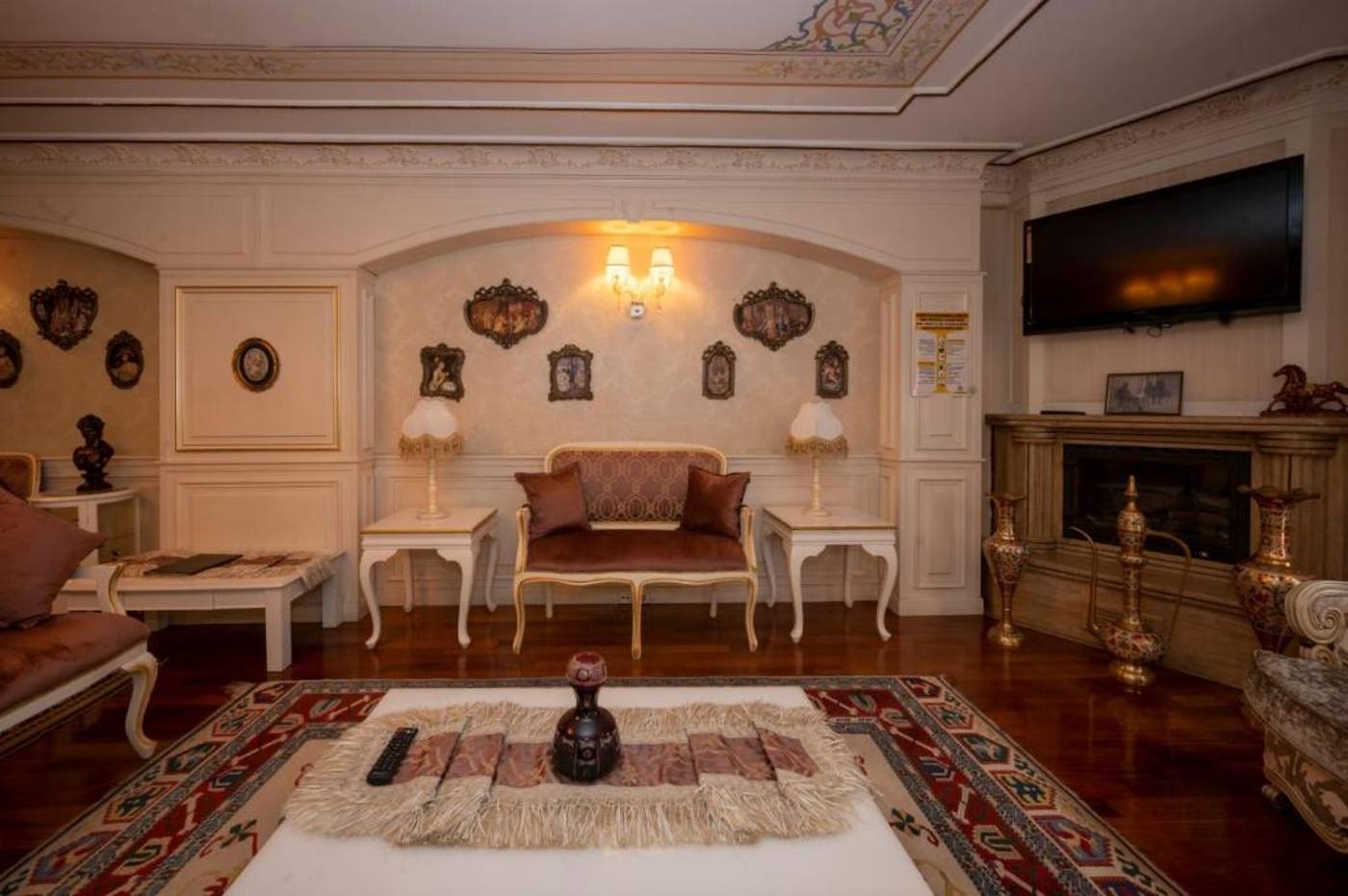 Villa-Paradiso-Hotel-Lobby-9