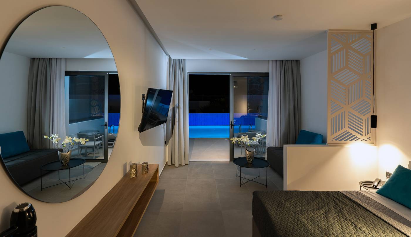 Zoes-Hotel-Room-35