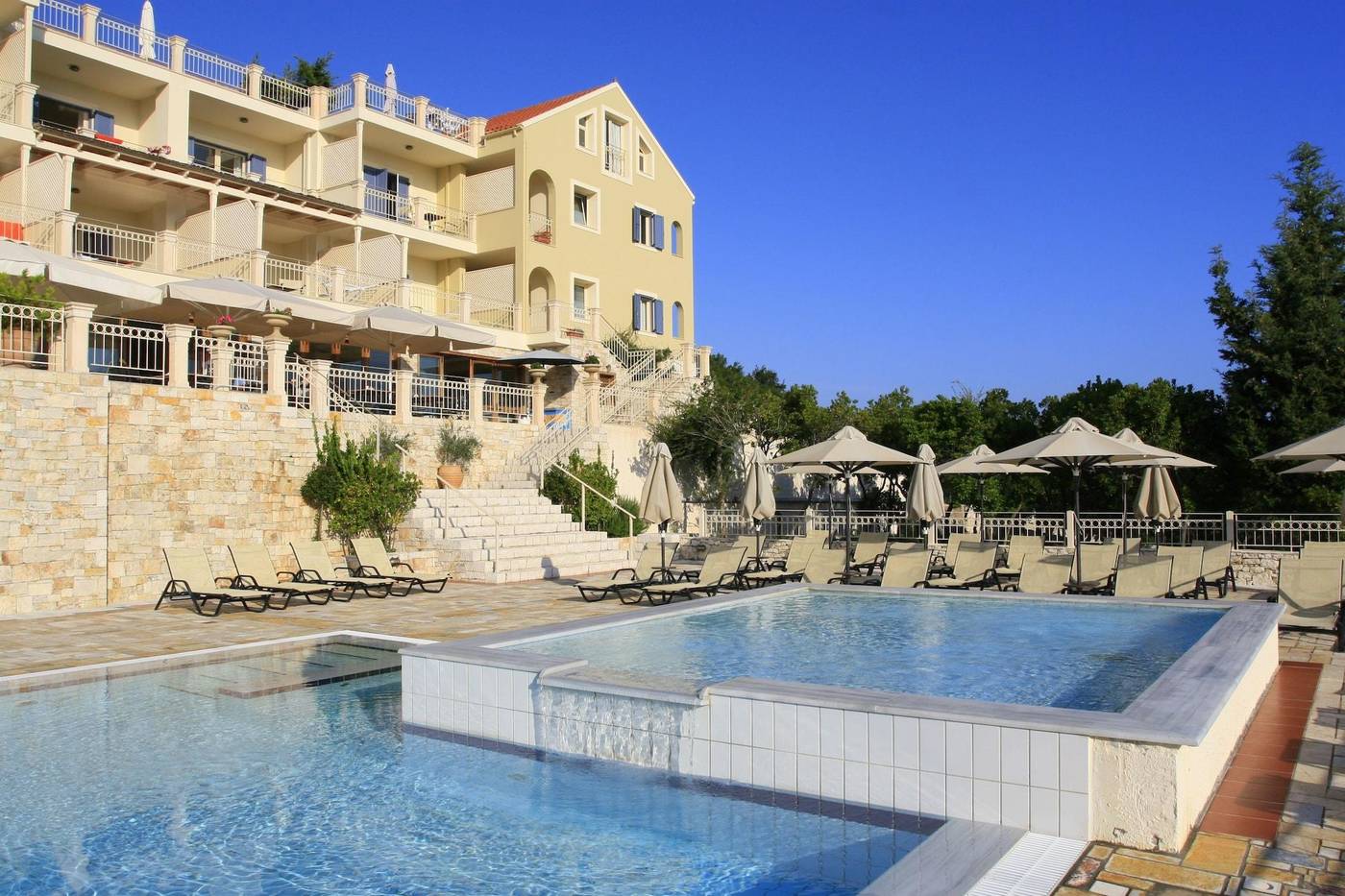 Almyra-Sports-and-Entertainment-1