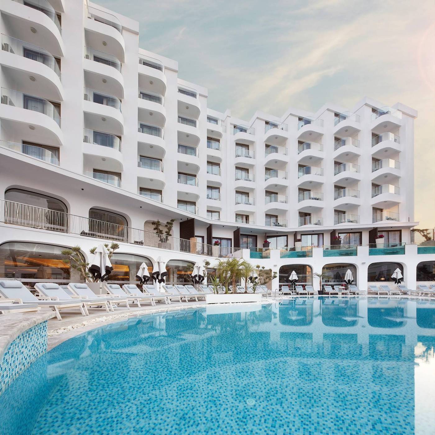 Lalila-Blue-Suites-Pool-2