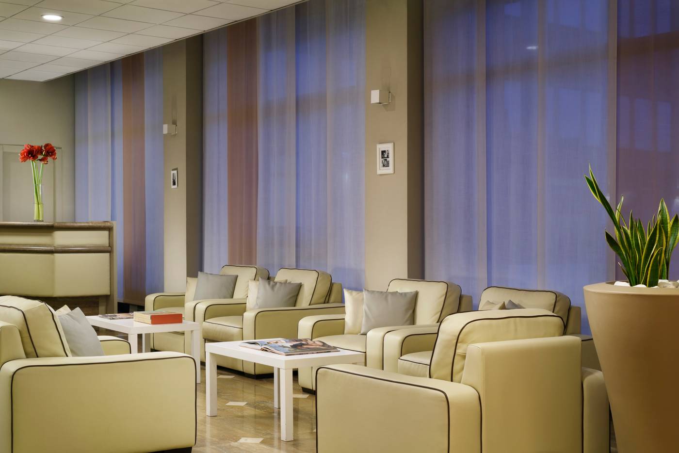 Atahotel-Contessa-Jolanda-Residence-Lobby-12