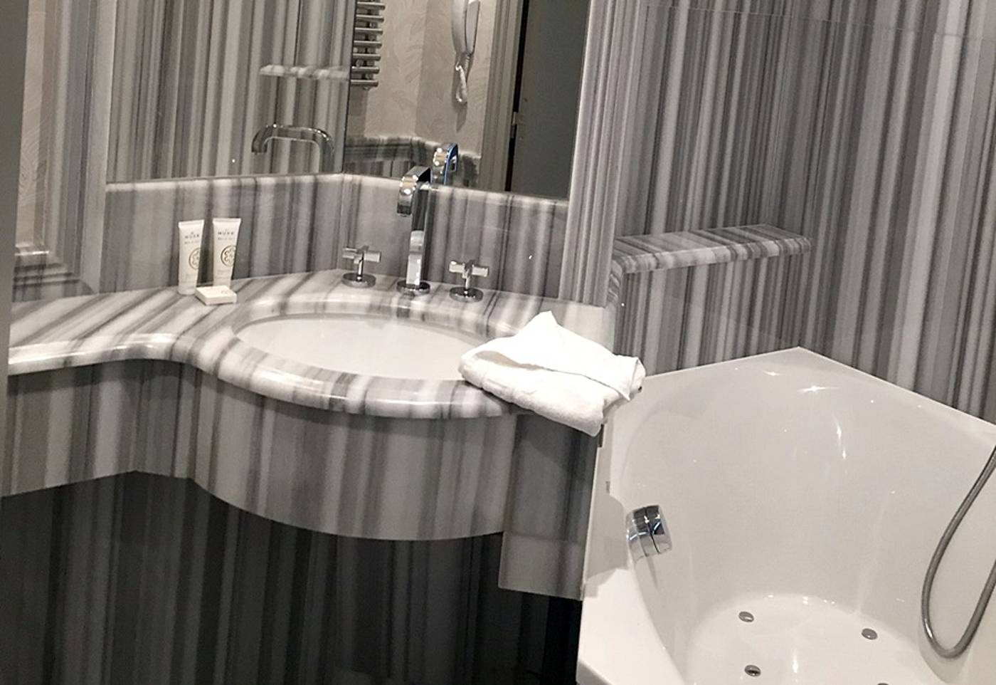 Hotel-George-Washington-Room-27