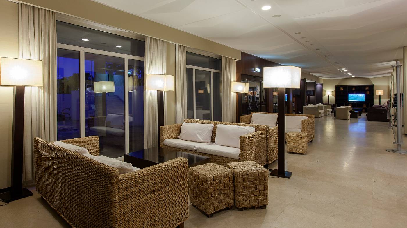 Carcavelos-Beach-Hotel-Lobby-11