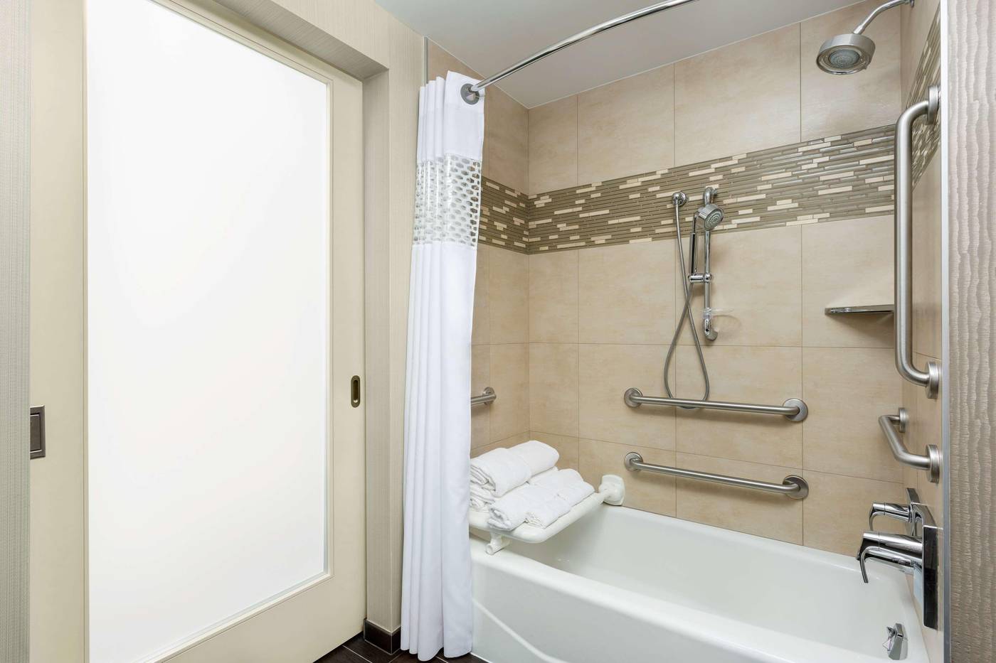 Hampton-Inn-Manhattan-Times-Square-Central-Room-16