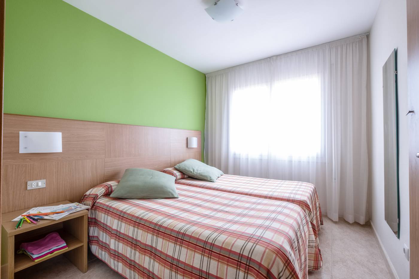 California-Apartments-III-Y-IV-Room-17