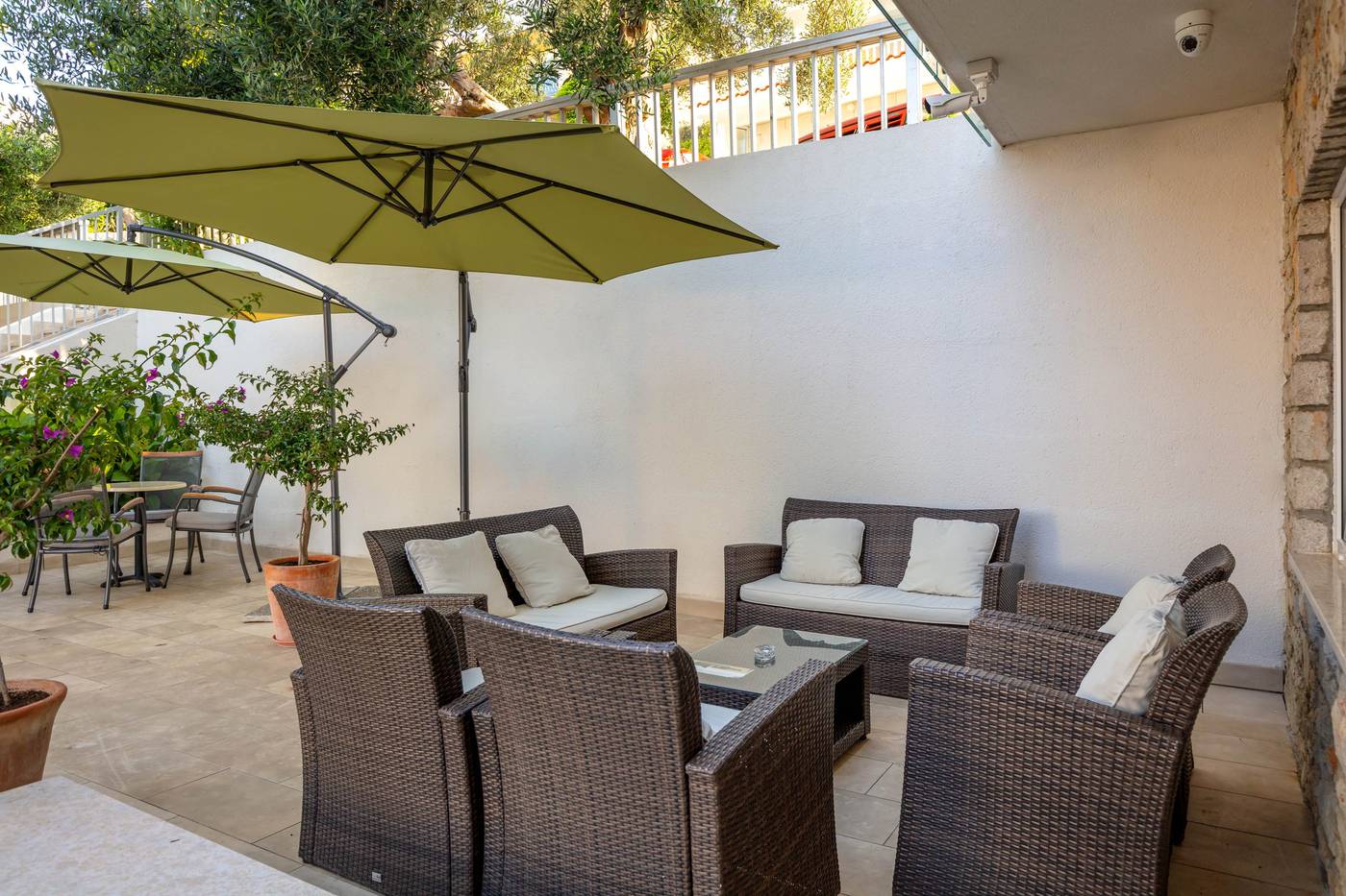 Pharia-Aparthotel-Lobby-12