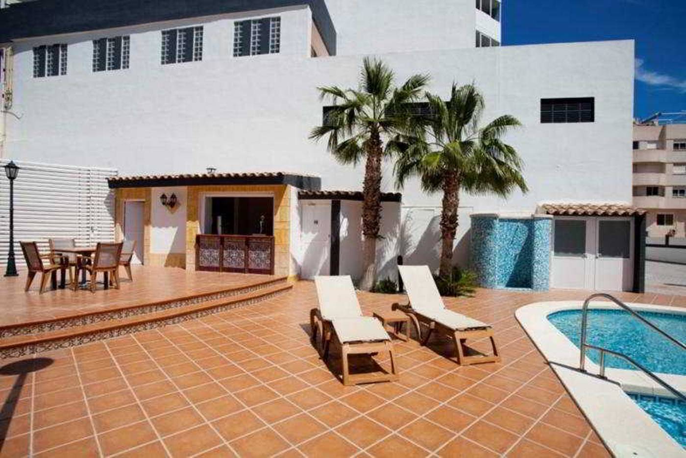 La-Familia-Gallo-Rojo-Terrace-3