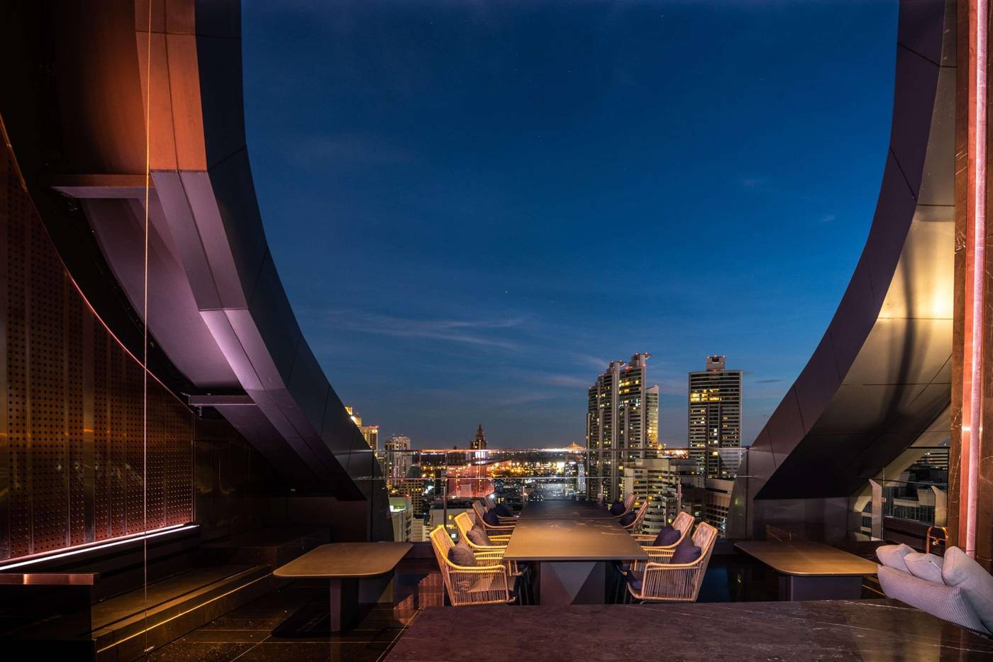 Carlton-Hotel-Bangkok-Sukhumvit-Bar-56