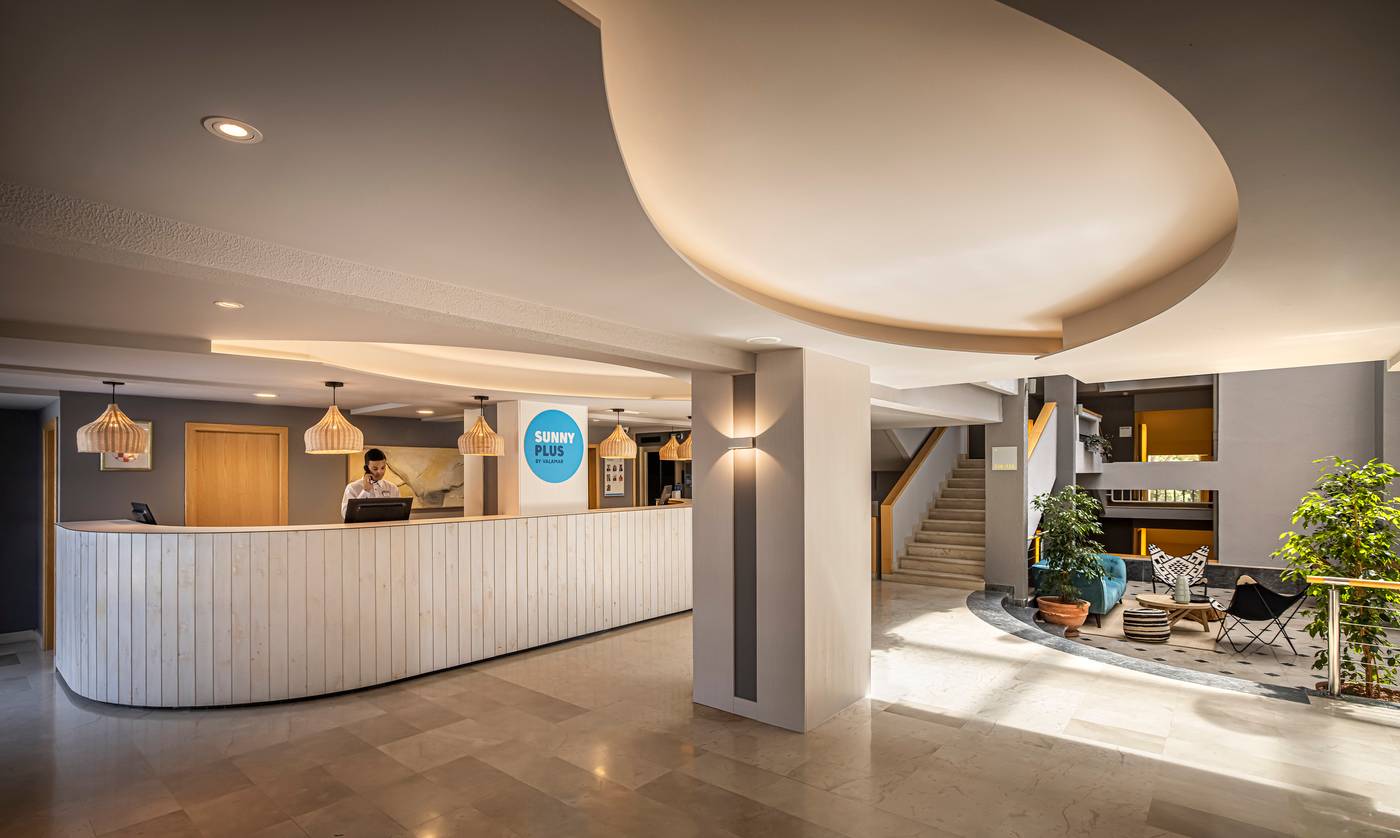 Hotel-Valamar-Koralj-Lobby-35