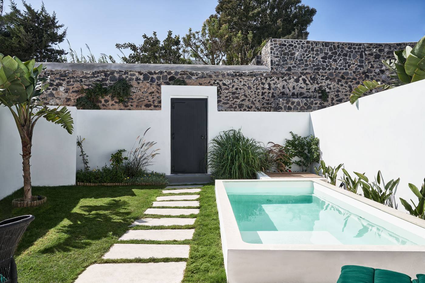 Katikies-Garden-Santorini---The-Leading-Hotels-Room-1