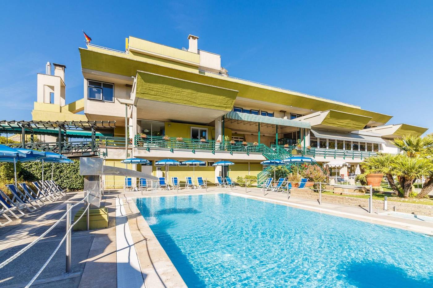 Country-Club-Pool-32