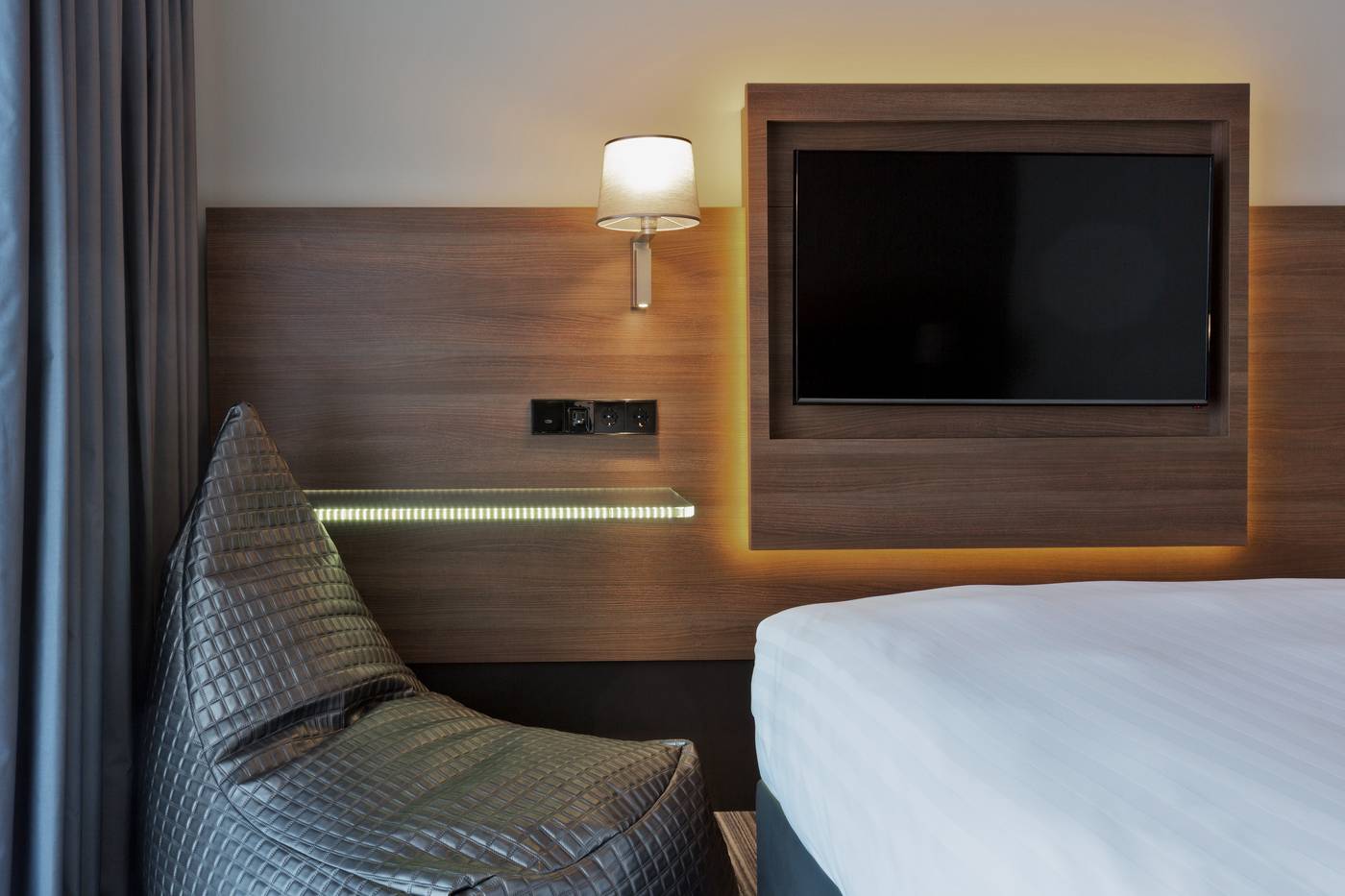 Moxy-Amsterdam-Houthavens-Room-32