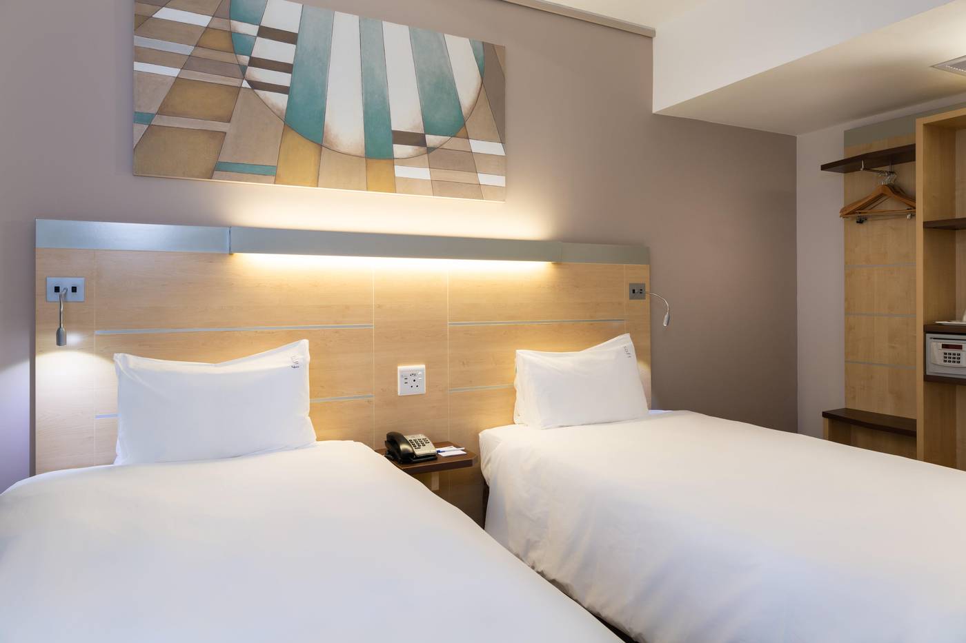 Holiday-Inn-Express-Cape-Town-City-Centre-Room-37