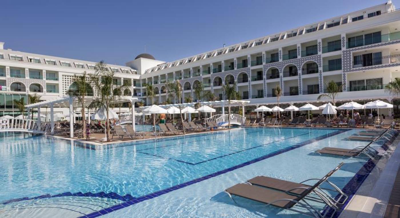 Karmir Resort & Spa