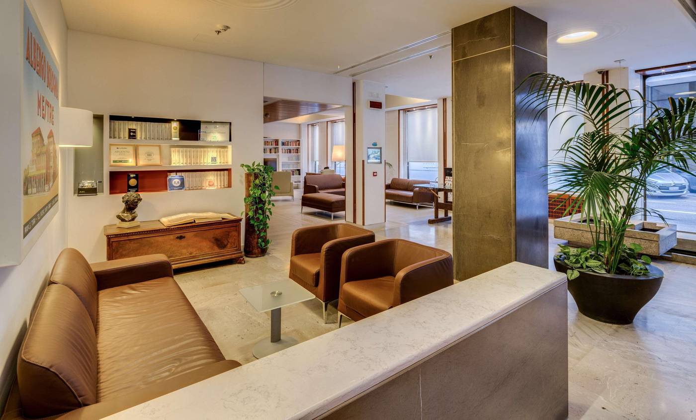 Best-Western-Plus-Hotel-Bologna-Lobby-1