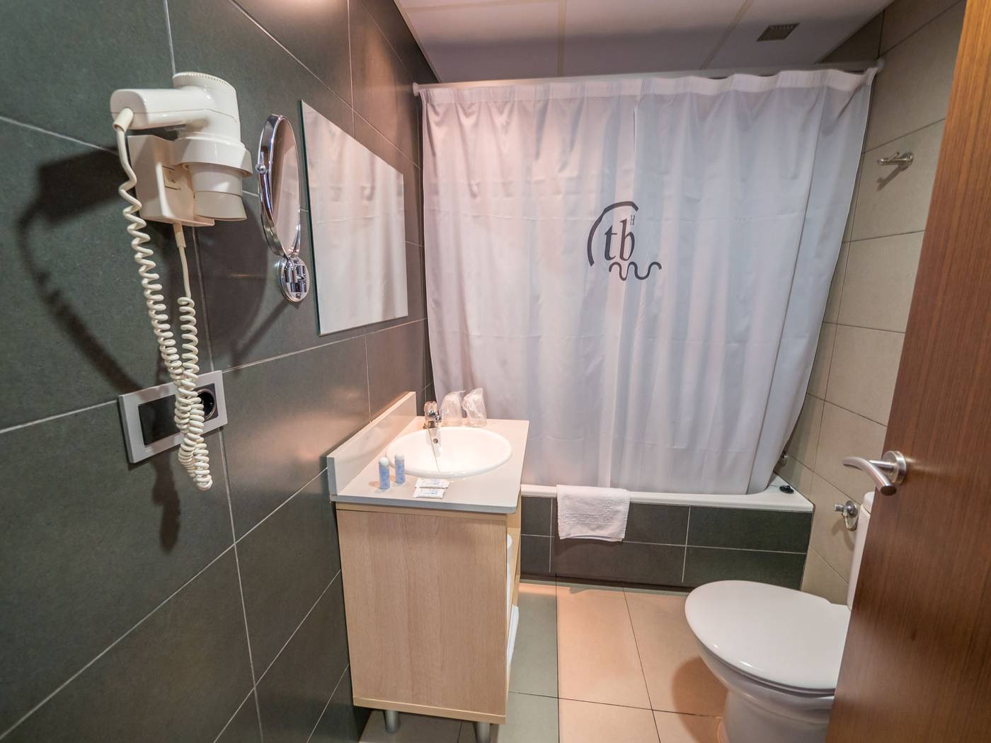 Tossa-Beach---Center-Room-28