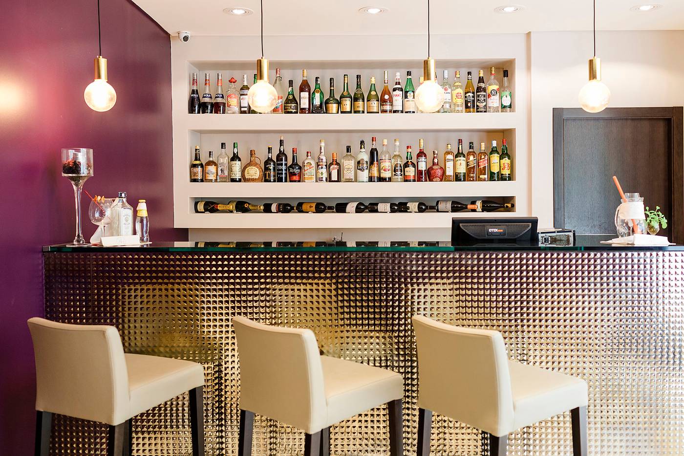 HOTEL-ARRIBAS-Bar-11