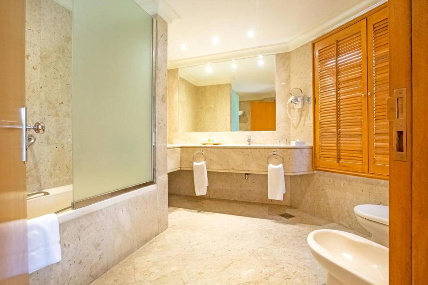 Dubai-Marine-Beach-Resort-and-Spa-Room-43