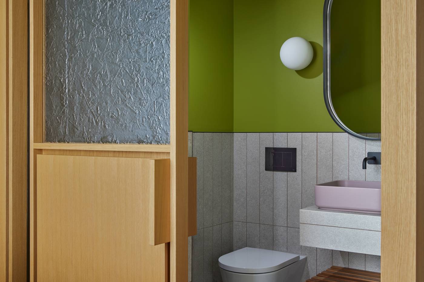 Locke-at-East-Side-Gallery--Friedrichshain-Room-38