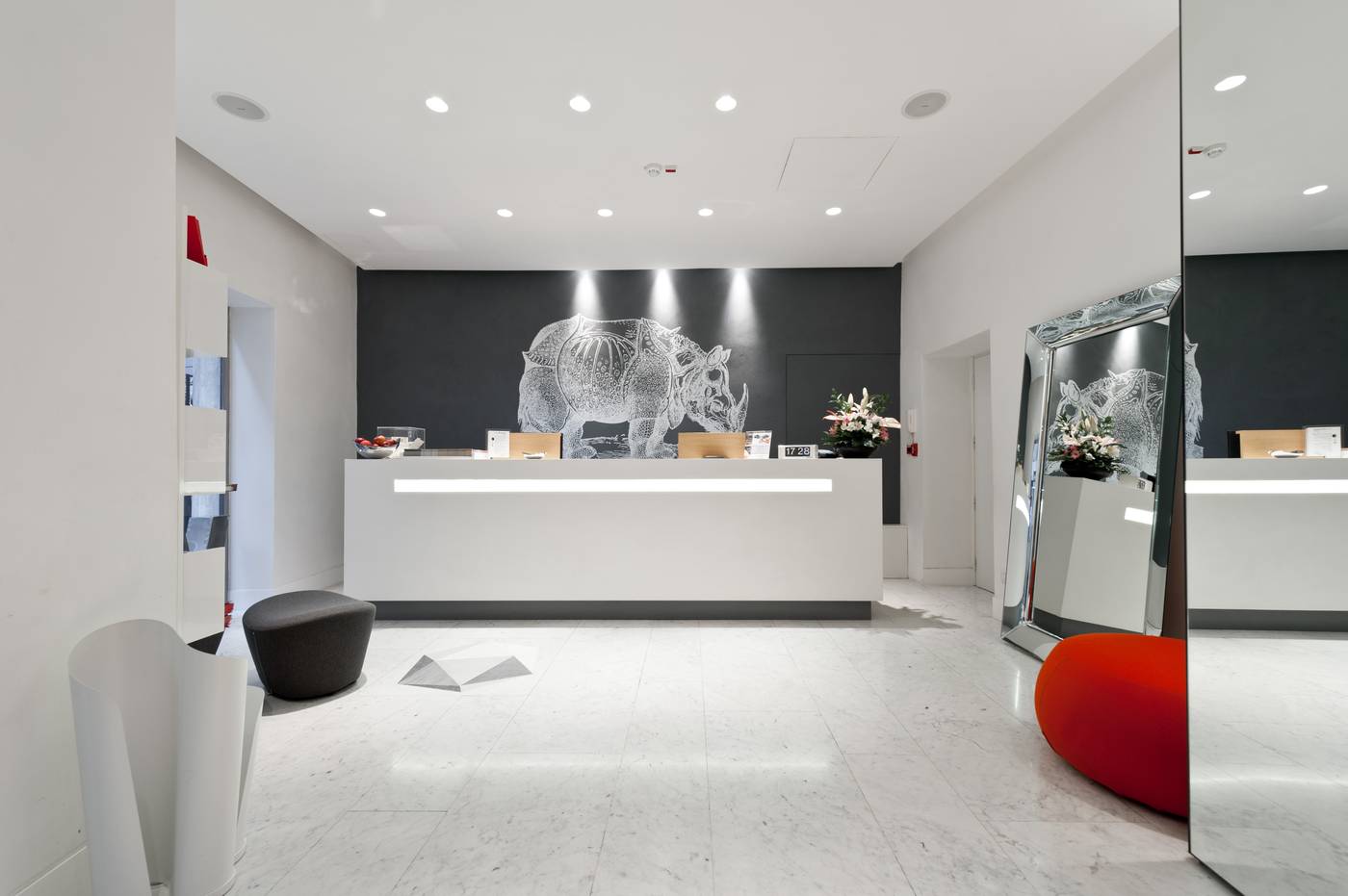 Hotel-White-Lobby-16