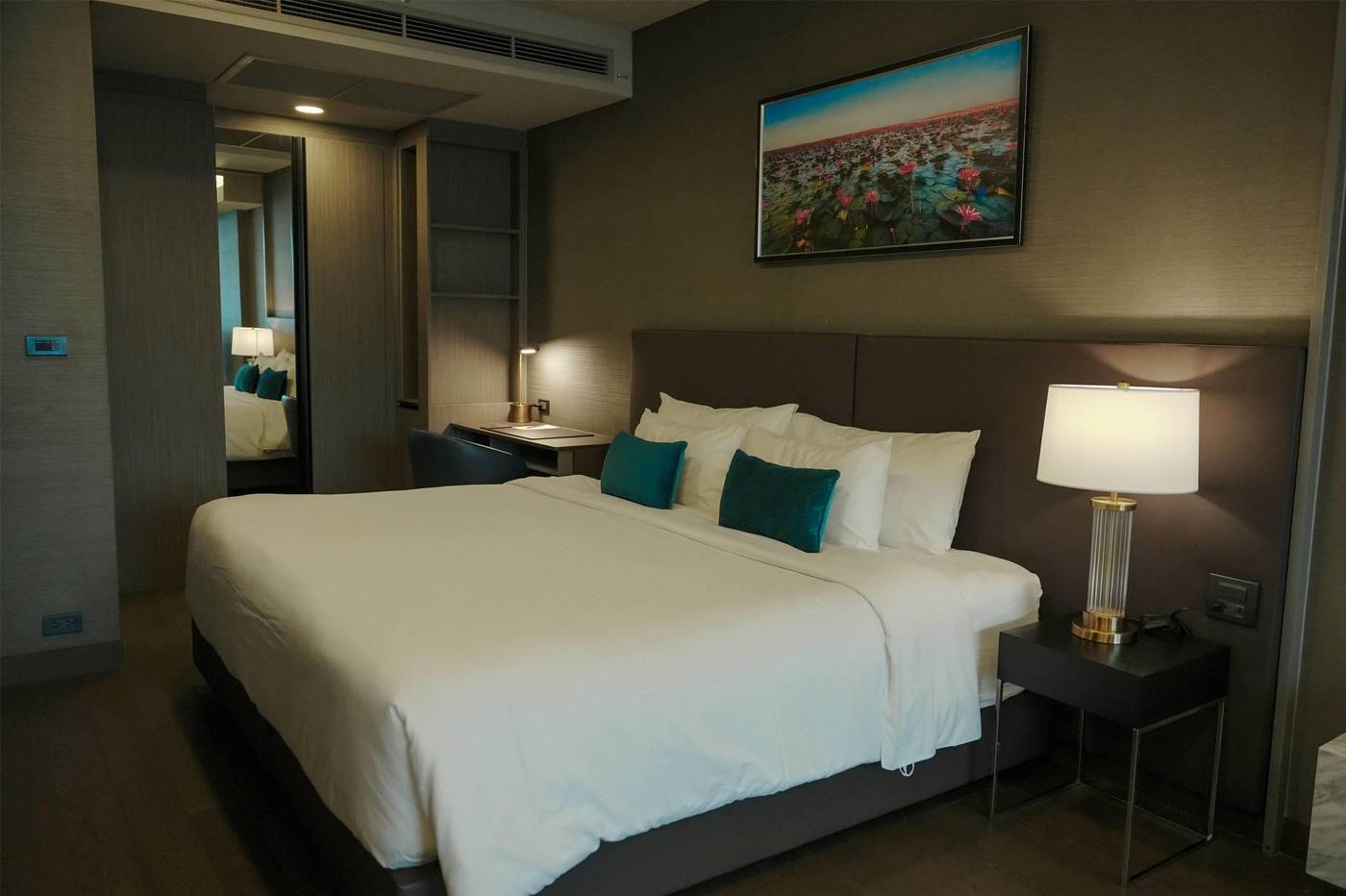 Wyndham-Bangkok-Queen-Convention-Centre-Room-53