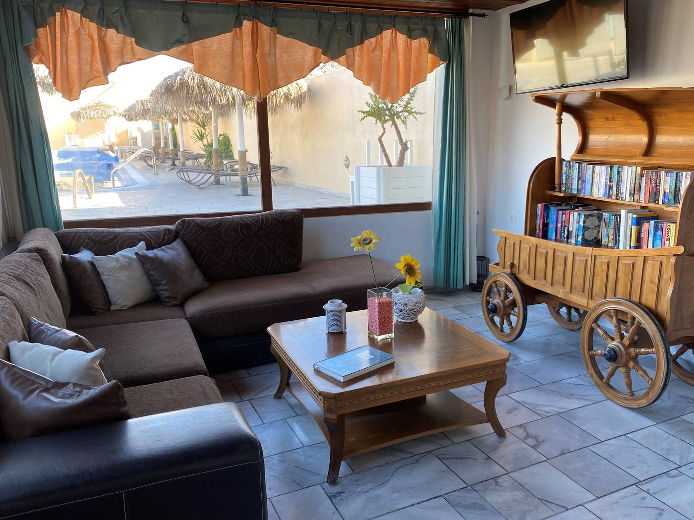 Perissa-Bay-Lobby-33