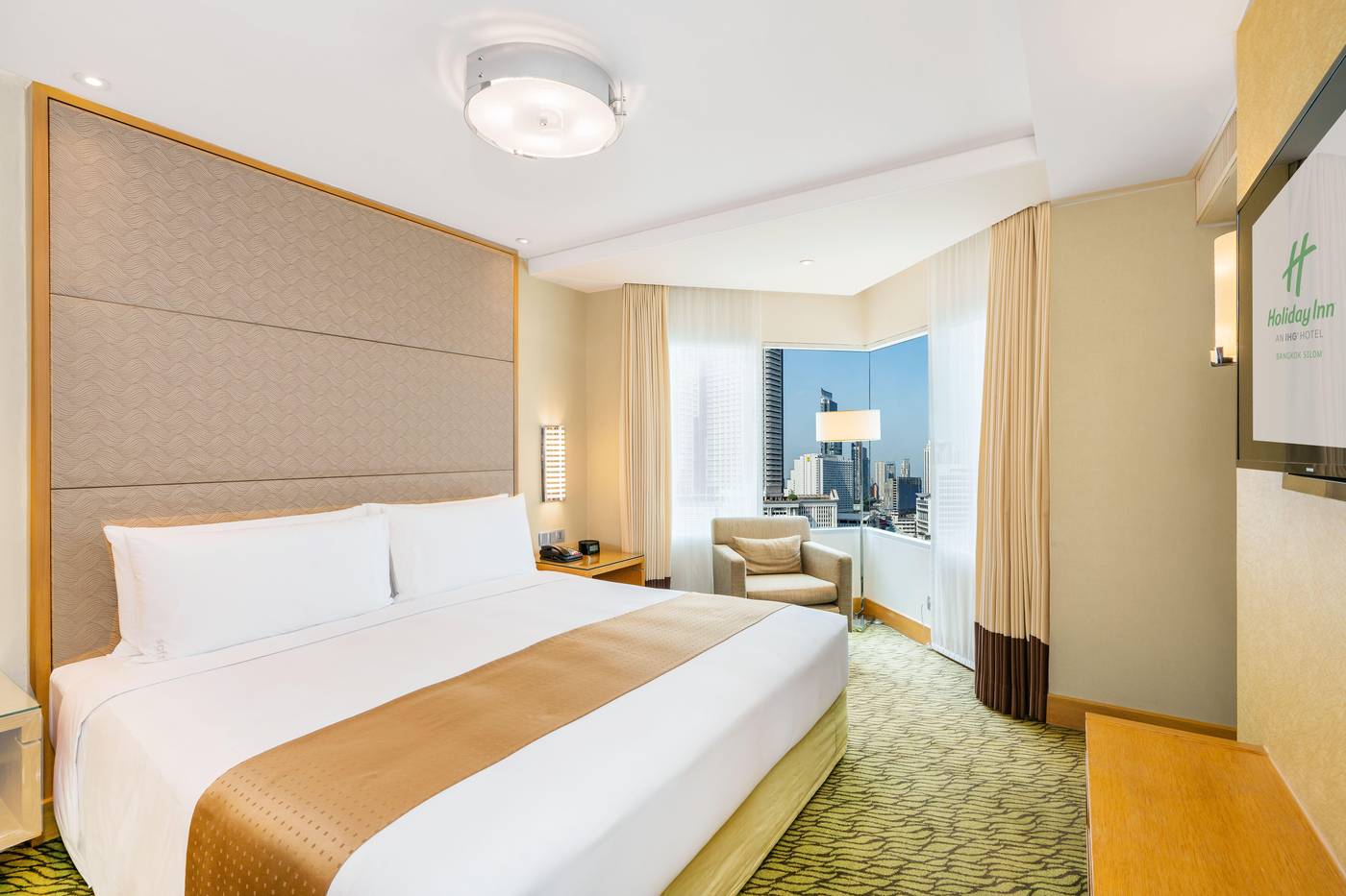 Holiday-Inn-Bangkok-Silom-Room-25