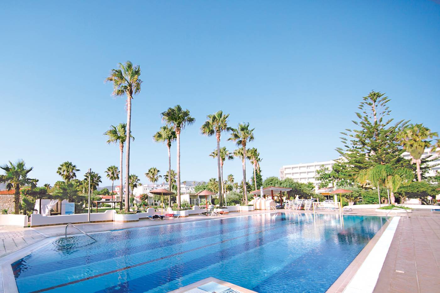 Atlantis-Hotel-Pool-3