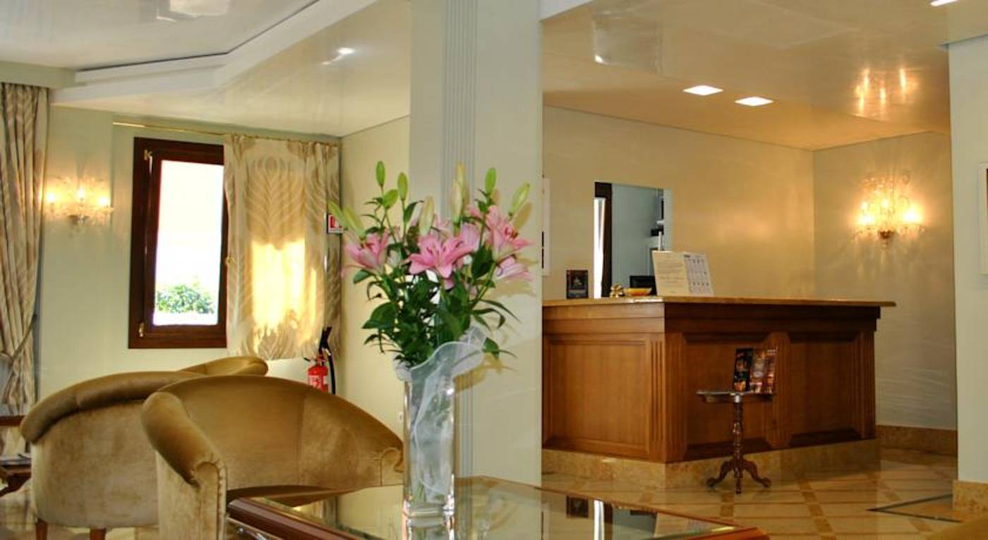 Hotel-Carlton-Capri-Lobby-5