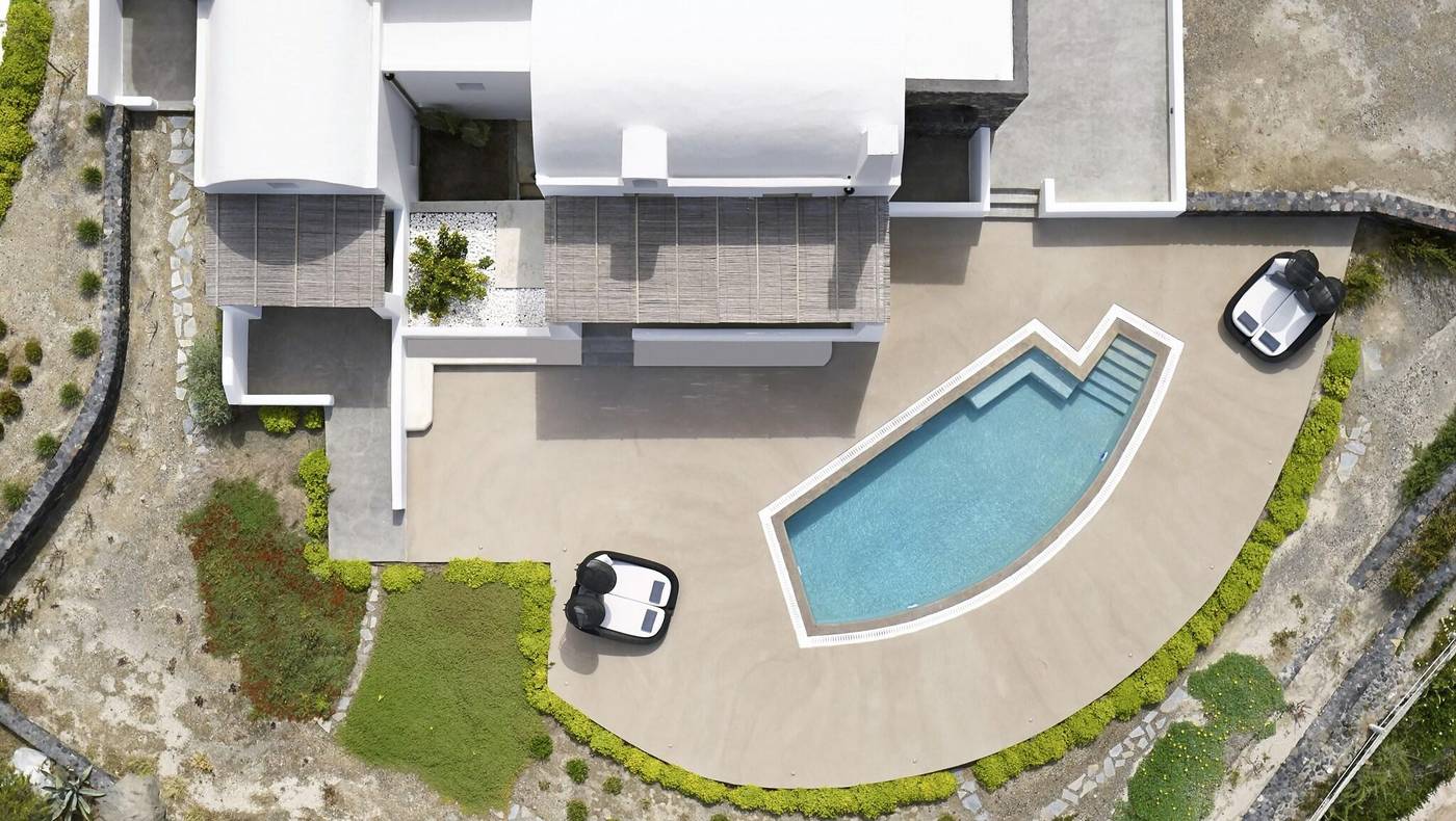 Santo-Maris-Oia--Luxury-Suites---Spa-Room-11