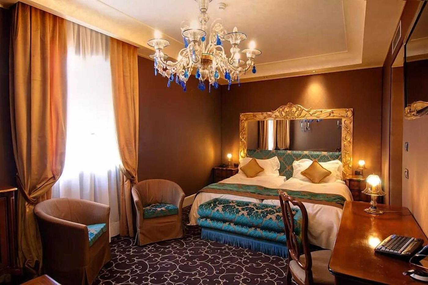 Pesaro-Palace-Room-12