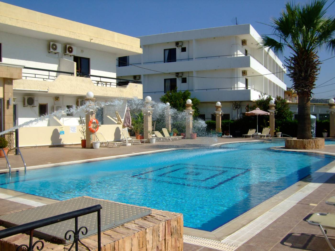Antonios-Hotel-Pool-3