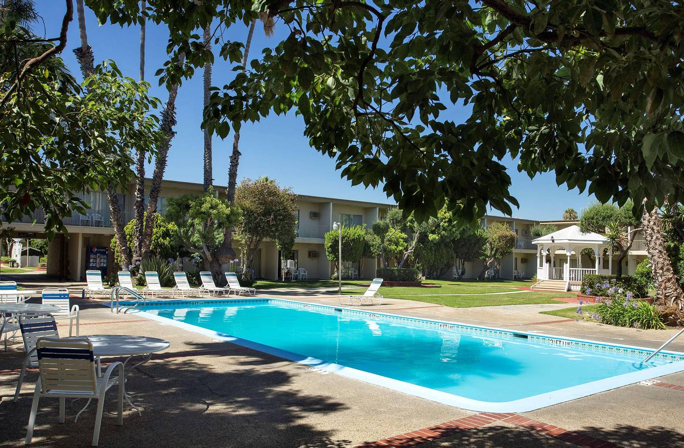 Golden-Sails-Hotel-Long-Beach-Pool-2