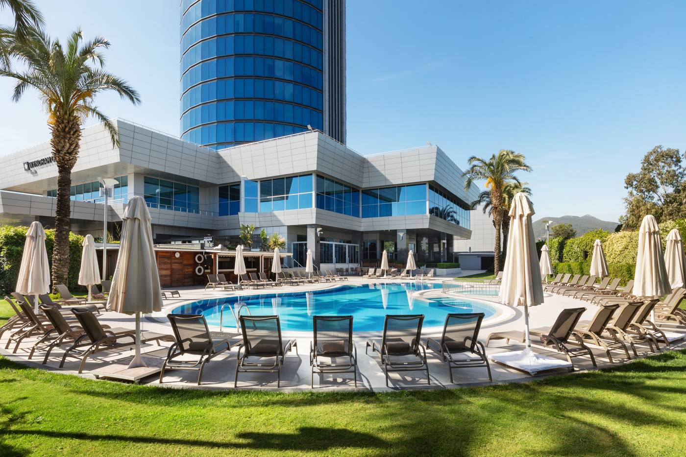 Wyndham-Grand-Izmir-Ozdilek-Pool-1