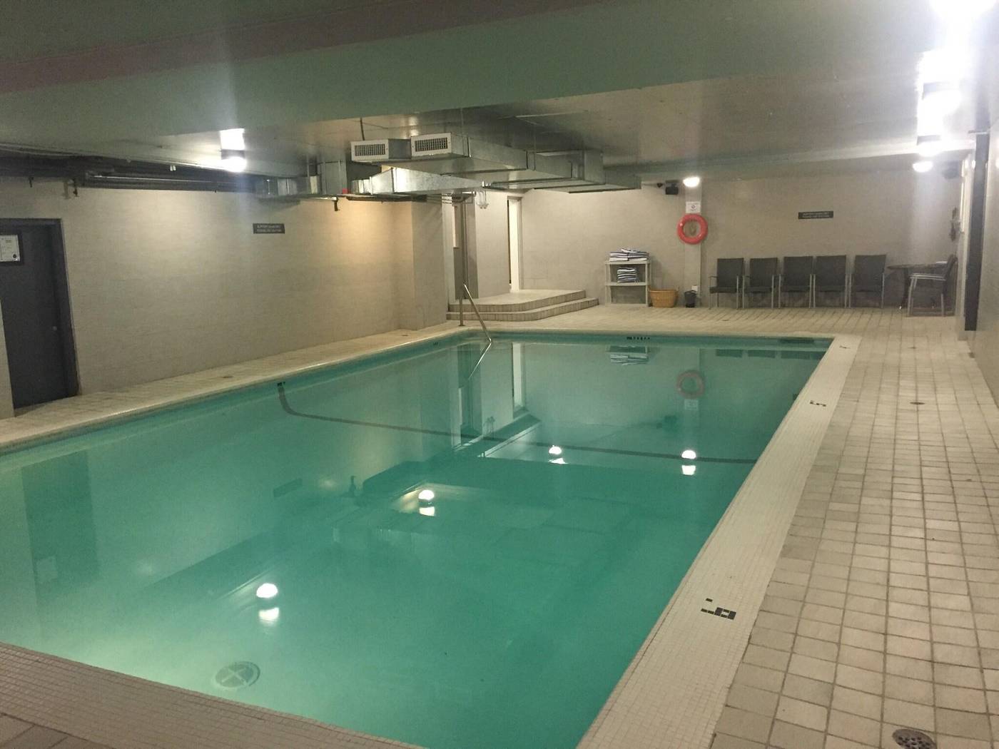 Century-Plaza-Hotel---Spa-Vancouver-Pool-101