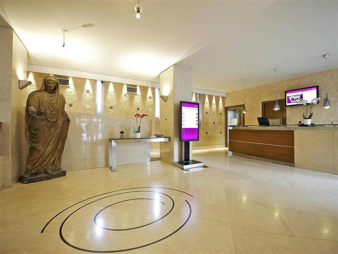 Mercure-Roma-Centro-Colosseo-Lobby-13
