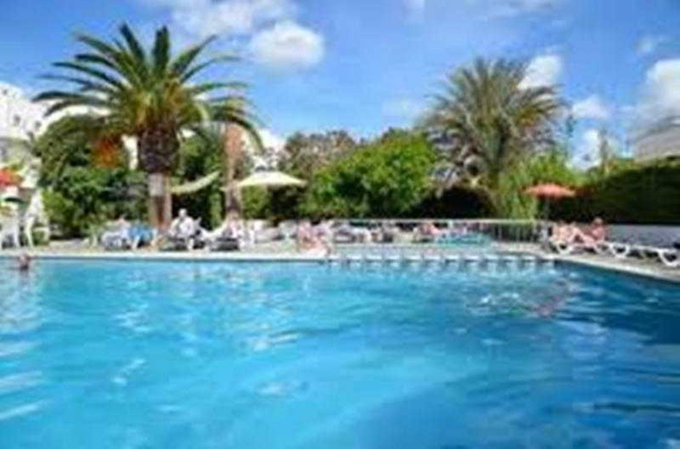 Apartamentos-Tramuntana-Pool-11