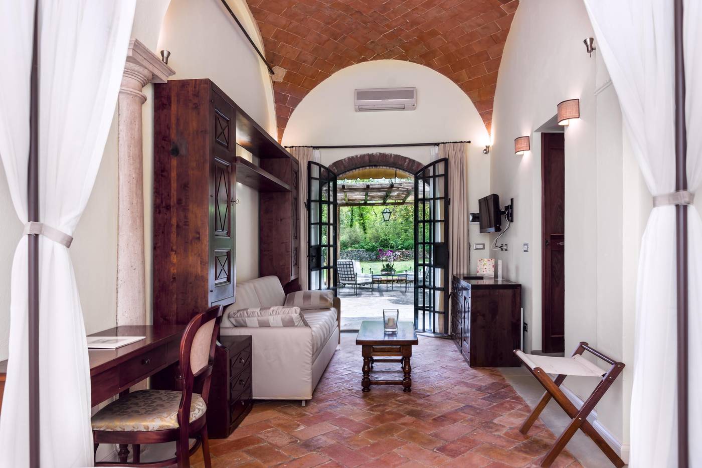 Hotel-Borgo-San-Luigi-Room-5