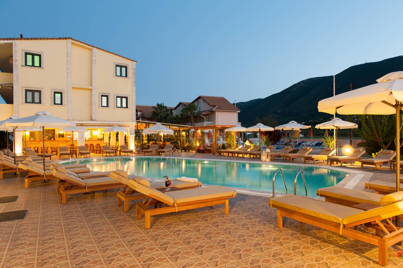 Clio-Aparthotel-Pool-4