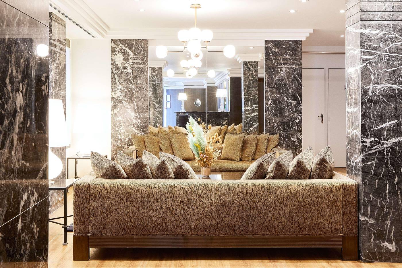 Plaza-Tour-Eiffel-Lobby-14