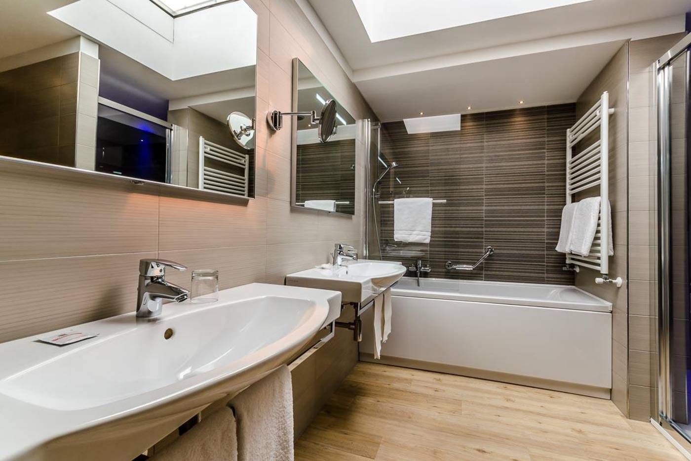 Smart-Hotel-Holiday-Room-34